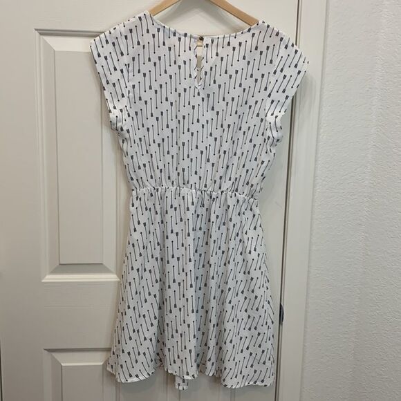 Sweet Rain Size Medium Scoop Neck Short Sleeve White Black Arrows Button Back - Picture 5 of 10